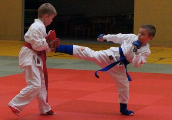 Phil Rohde (rechts in blau) holt bei seiner ersten Hessenmeisterschaft die Goldmedaille